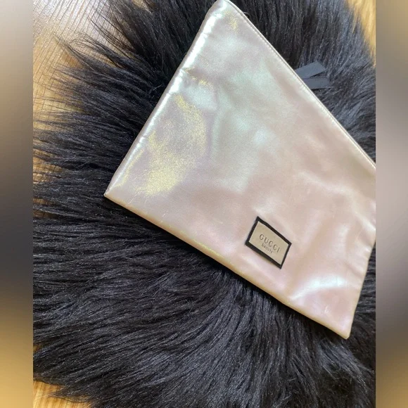 GUCCI 🩵🦋 white pearl “Opal” pouch! PRISTINE - Picture 10 of 12